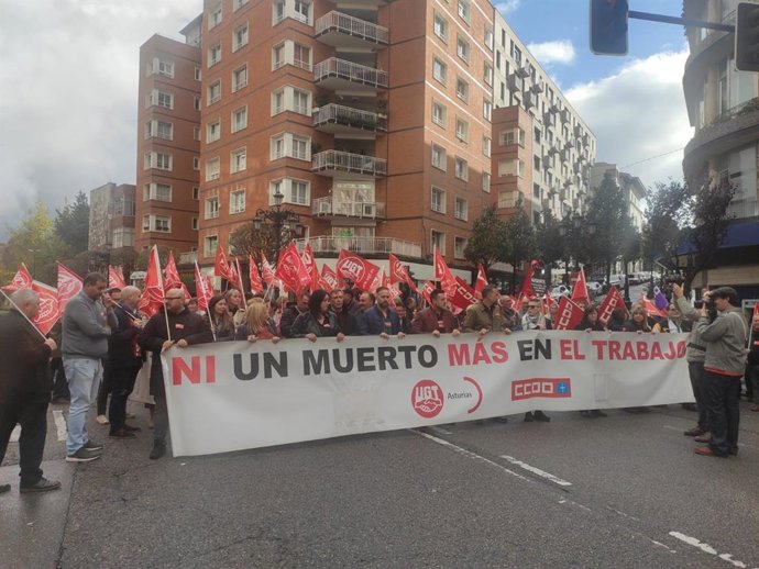 Archivo - Concentración de UGT y CCOO contra la siniestralidad laboral