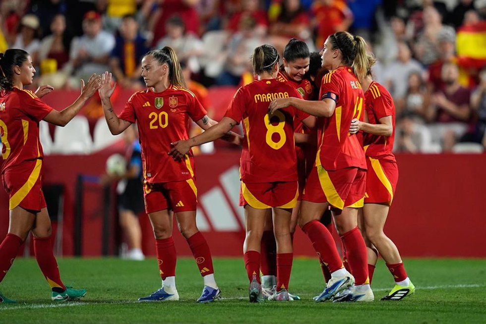 Las jugadoras de la selección española celebran uno de sus goles en el amistoso ante Japón