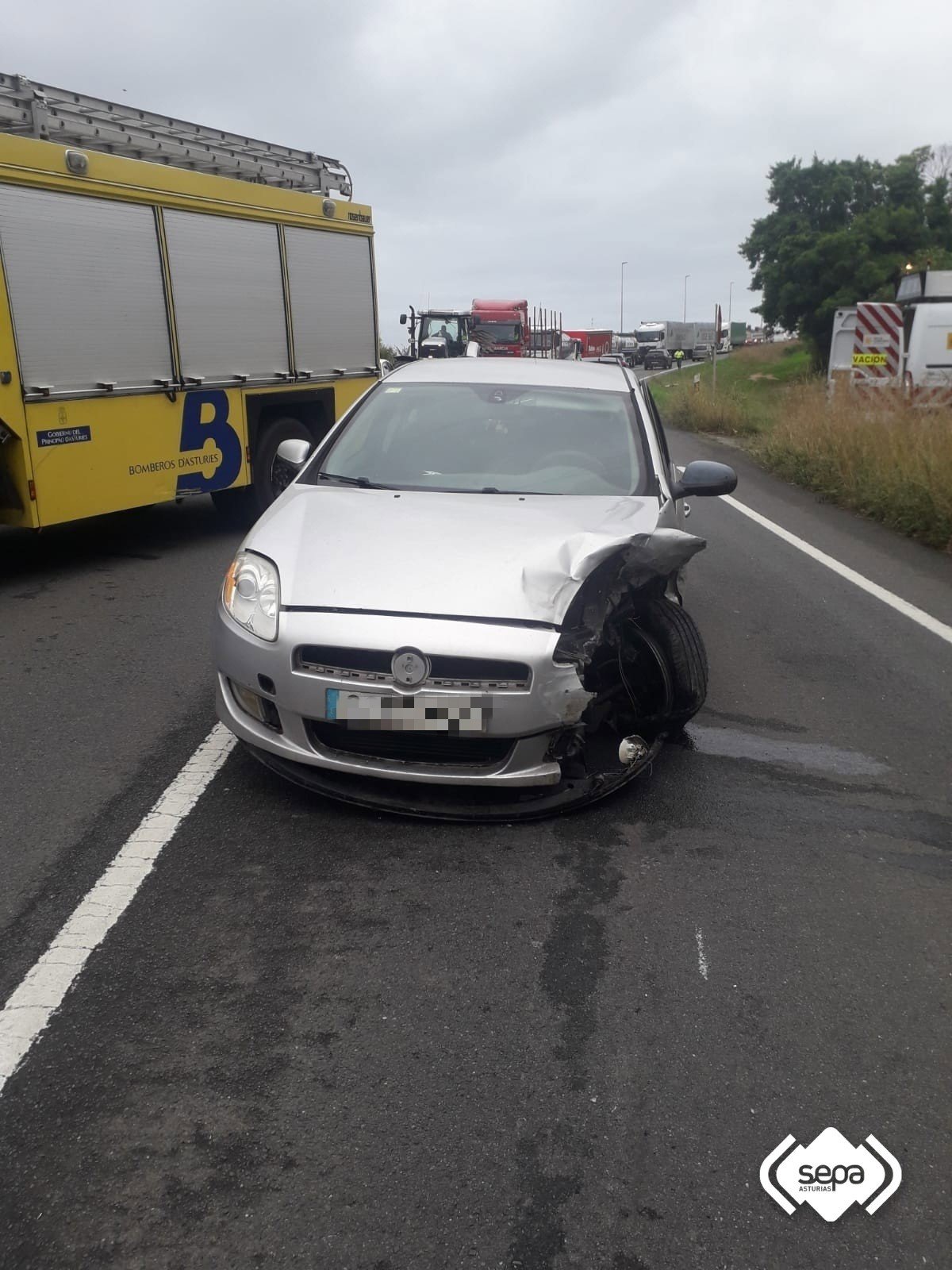 Tres heridos, uno de ellos grave, tras un accidente en la N-640 en Barres (Castropol)