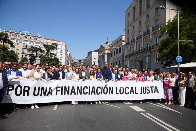 Concentración frente al Congreso de los Diputados para reclamar "una financiación local justa", convocada por la Federación Española de Municipios y Provincias (FEMP). 