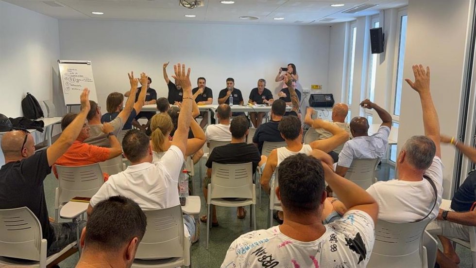 Cerca de 50 trabajadores del TIB de Menorca se suman a la huelga