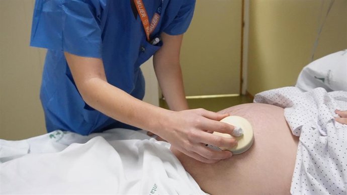Archivo - Una sanitaria atiende a una mujer embarazada, como imagen de recurso.