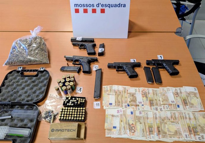 Armas, marihuana y dinero en efectivo intervenidos en la Roca del Vallès (Barcelona)