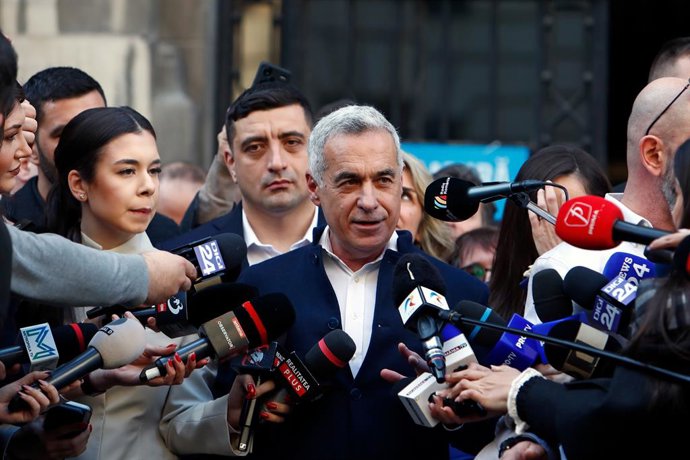 Archivo - BUCHAREST, March 7, 2025  -- Calin Georgescu (C) addresses the media after registering his candidacy for presidential election at the Central Electoral Bureau in Bucharest, Romania, on March 7, 2025. Former Romanian presidential election front-r
