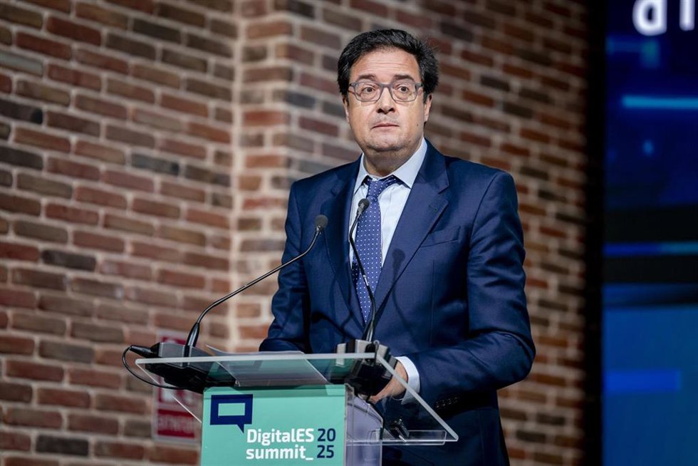 El ministro para la Transformación Digital y de la Función Pública, Óscar López, clausura la primera jornada del DigitalES Summit, en el Espacio Green Patio, a 18 de junio de 2025, en Madrid (España). DigitalES Summit 2025 es el principal congreso anual