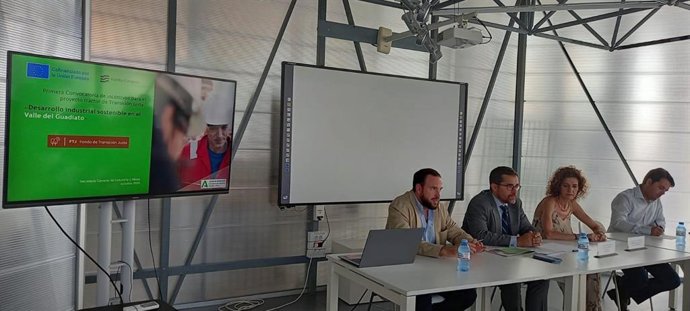 El secretario general de Industria y Minas, José Javier Alonso, junto al delegado de Industria, Energía y Minas, Agustín López, en la Jornada Técnica para explicar la convocatoria de incentivos.