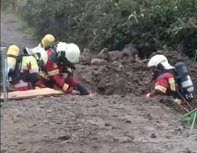 Tres bomberos, con daños en los oídos tras la rotura de una tubería de gas en Argoños