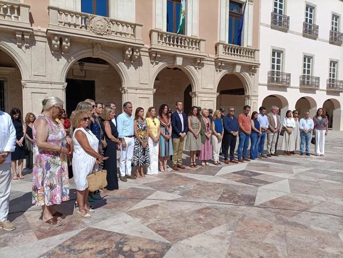 Minuto de silencio a las puertas del Ayuntamiento de Almería en señal de duelo por el crimen machista de Josefina S.M.