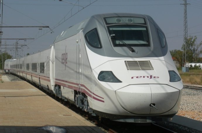 Archivo - Un tren de Renfe.