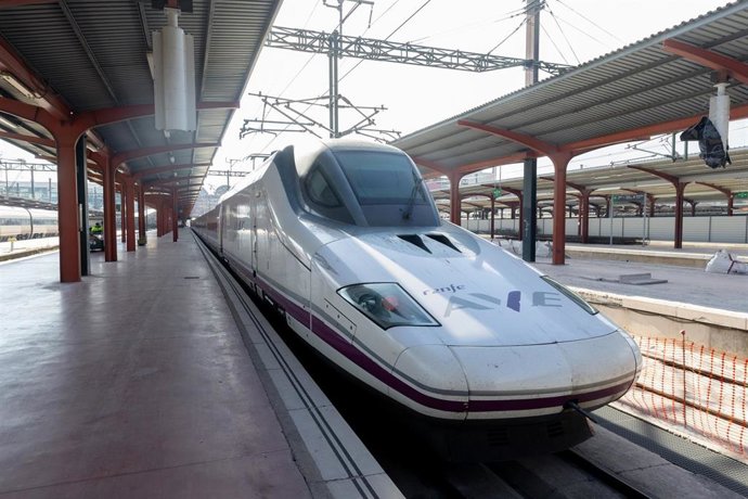 Archivo - Un tren de Renfe en la estación de Chamartín-Clara Campoamor, a 2 de enero de 2025, en Madrid (España). 