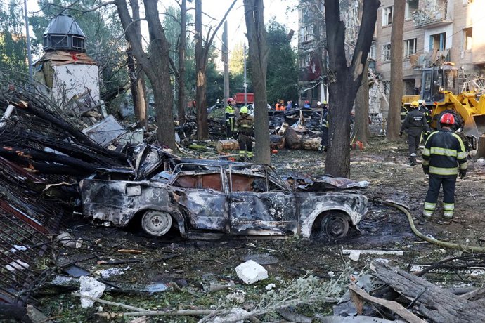 23 de junho de 2025, Kiev, Ucrânia: Bombeiros trabalham no local de um prédio de apartamentos atingido por ataques de drones e mísseis russos, em meio ao ataque da Rússia à Ucrânia. A Ucrânia disse em 23 de junho que "outro ataque maciço" a Kiev por drone