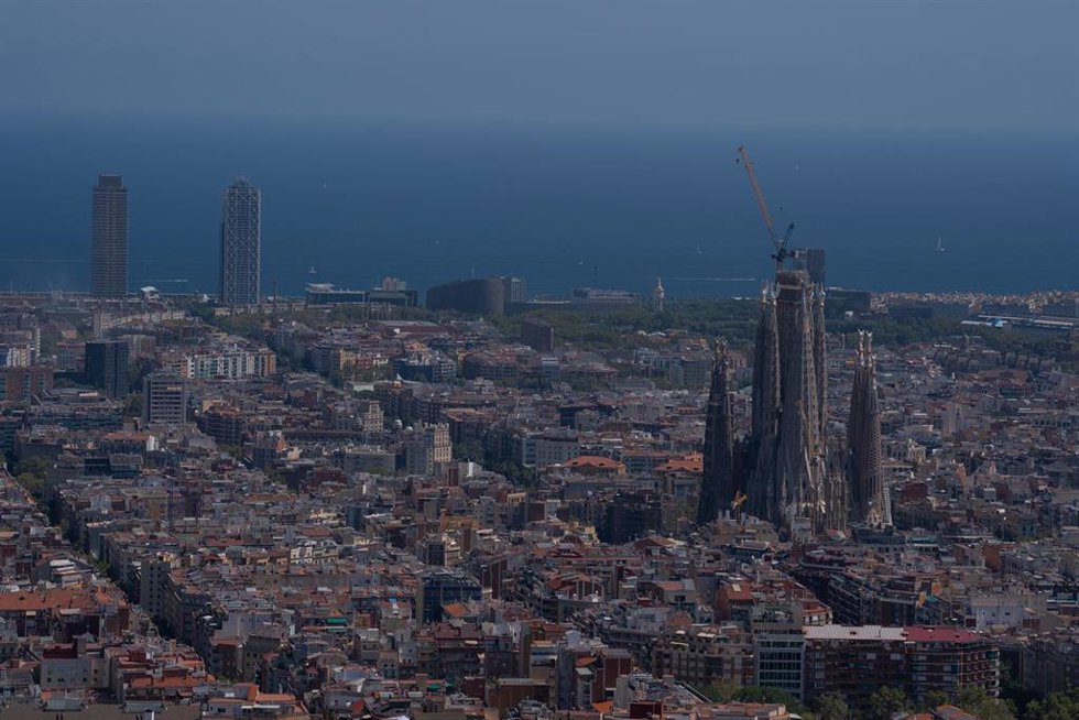 Archivo - Vista panorámica de Barcelona, en una imagen de archivo.