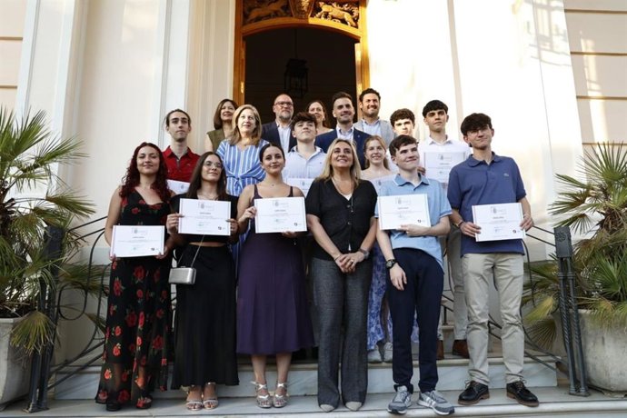 La alcaldesa de Granada, Marifrán Carazo, junto a los diez alumnos que han adquirido el reconocimiento del Consistorio.