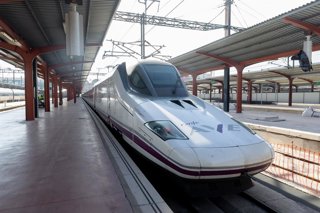 Archivo - Arxivo - Un tren de Renfe en l'estació de Chamartín-Clara Campoamor, a 2 de gener de 2025, a Madrid (Espanya). 
