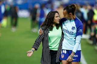 Archivo - Virginia Torrecilla of Atletico de Madrid saludates to Vero Boquete during the Spanish Women Cup, Copa de la Reina, Final football match played between Real Madrid and Atletico de Madrid at Municipal de Butarque stadium on May 27, 2023, in Legan
