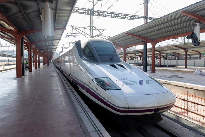 Archivo - Arxivo - Un tren de Renfe en l'estació de Chamartín-Clara Campoamor, a 2 de gener de 2025, a Madrid (Espanya). 
