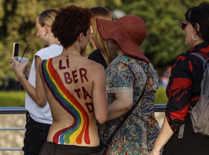 Cientos de personas durante una manifestación del Orgullo LGTBI
