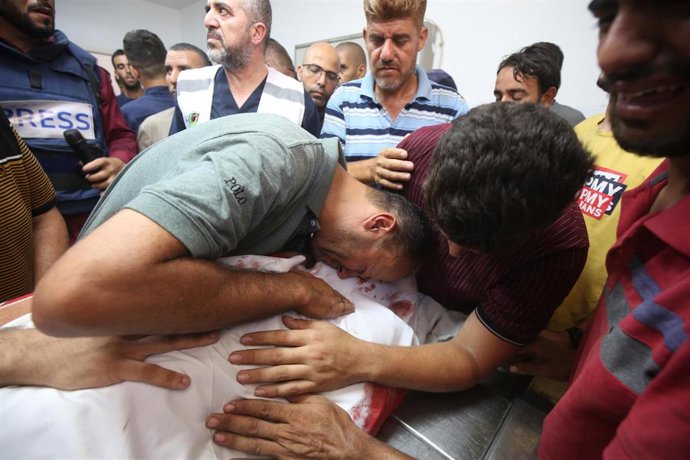 Familiares lloran a sus muertos por los ataques de Israel en la Franja de Gaza.