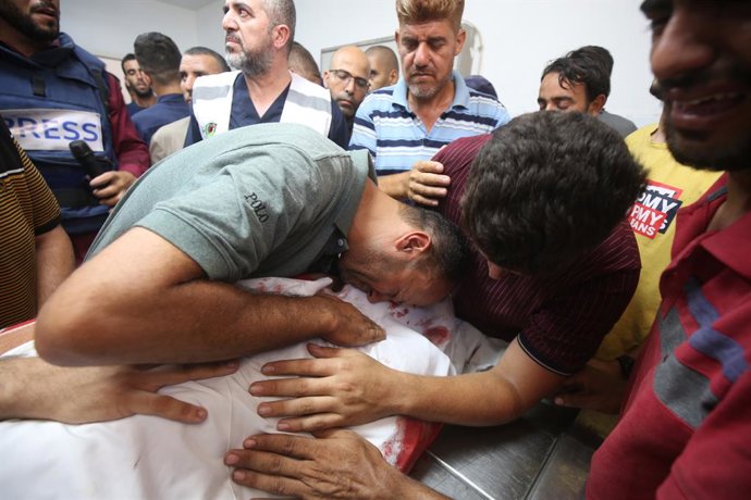 2 de julho de 2025, Cidade de Gaza, Faixa de Gaza, Território Palestino: Parentes e equipe médica lamentam o Dr. Marwan Sultan, diretor do Hospital Indonésia, e sua família, que perderam a vida após ataque israelense a um apartamento em Junction 17, lamen