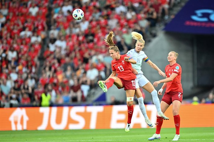 02 de julho de 2025, Suíça, Basileia: Lia Waelti (esq.), da Suíça, e Ada Hegerberg, da Noruega, disputam a bola na partida de futebol do Grupo A da Eurocopa Feminina 2025 da UEFA entre Suíça e Noruega no St. Foto: Sebastian Christoph Gollnow/dpa
