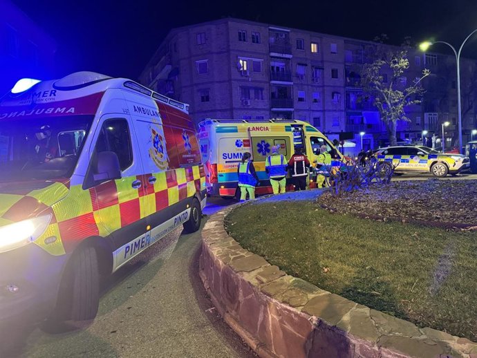 Archivo - Arquivo - SUMMA 112 atende a um motorista de scooter de 18 anos que foi atropelado por um carro em Pinto.