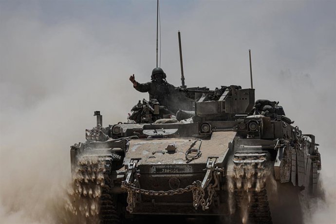 Archivo - Soldado israelí sobre un carro de combate en la Franja de Gaza