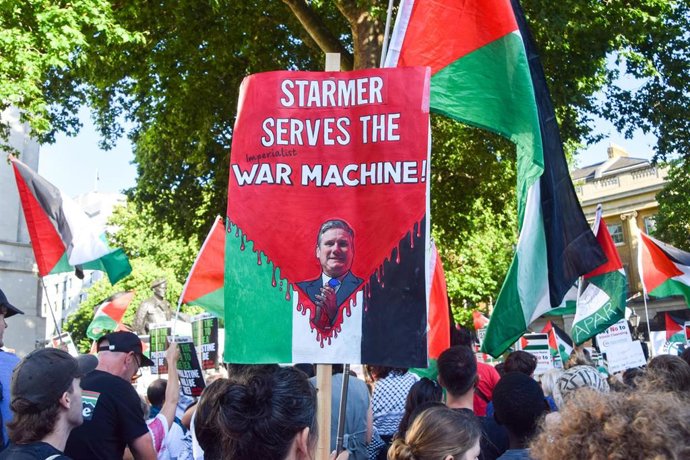 Una pancarta en una protesta a favor del grupo 'Palestine Action' acusa al primer ministro de Reino Unido, Keir Starmer, de "servir a la máquina de guerra", en Londres, Reino Unido