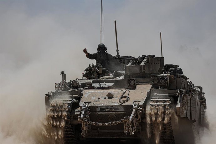 20 de maio de 2025, Fronteira de Gaza, Gaza, Israel: Tanques do exército israelense se posicionam na fronteira sul de Israel com a Faixa de Gaza em 20 de maio de 2025, em meio à guerra contínua com o movimento militante palestino Hamas. As forças armadas 