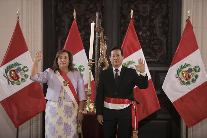 Archivo - La presidenta de Perú, Dina Boluarte, junto al primer ministro, Eduardo Arana, en la toma de posesión de éste
