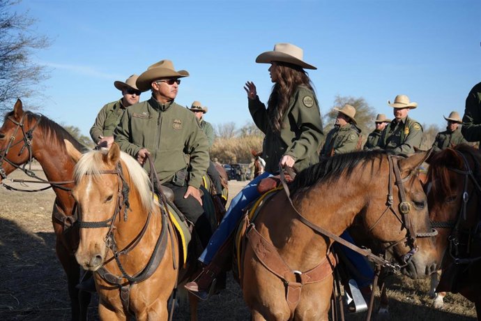 Archivo - La secretaria de Seguridad Nacional de Estados Unidos, Kristi Noem, en una visita a la frontera sur de su país, con México
