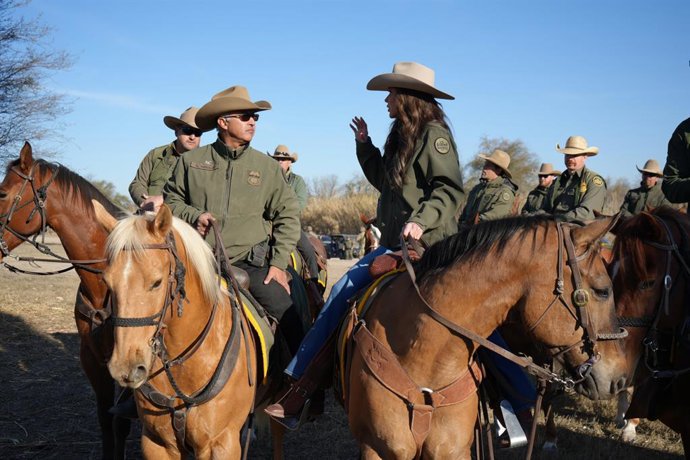 Archivo - Arquivo - 2 de fevereiro de 2025, Del Rio, Tx, Estados Unidos: A Secretária de Segurança Interna dos EUA, Kristi Noem, à direita, vestida com chapéu de caubói e jaqueta da Patrulha de Fronteira, fala com membros da Unidade de Patrulha a Cavalo d