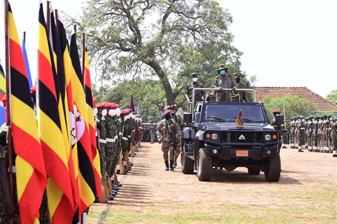 Archivo - MBALE, Feb. 7, 2022  -- Ugandan President Yoweri Museveni inspects a parade during the 41st Tarehe Sita celebrations in Mbale district, eastern Uganda, Feb. 6, 2022. The Ugandan military on Sunday marked its 41st founding anniversary with Presid