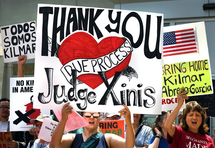 Archivo - May 16, 2025, Greenbelt, Md, USA: Demonstrators attend a hearing for Kilmar Abrego Garcia who was deported to a notorious prison in El Salvador due to a Trump administrative error at the U.S. District Court for the District of Maryland in Greenb