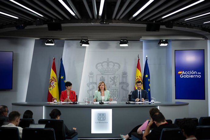 La portavoz del Gobierno, Pilar Alegría (c), la ministra de Vivienda, Isabel Rodríguez (i), y el ministro de Derechos Sociales, Pablo Bustinduy (d), ofrecen declaraciones a la prensa tras el Consejo de Ministros, a 1 de julio de 2025, en Madrid (España).