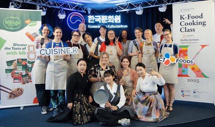 Participants of K-Cooking Class with Cuisine K, held in Berlin, Germany on the 23rd of June, are taking a group photo