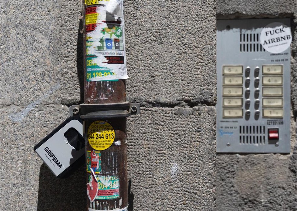 Archivo - Caja de seguridad para las llaves de una piso de alquiler turístico, a 17 de junio de 2024, en Madrid (España).