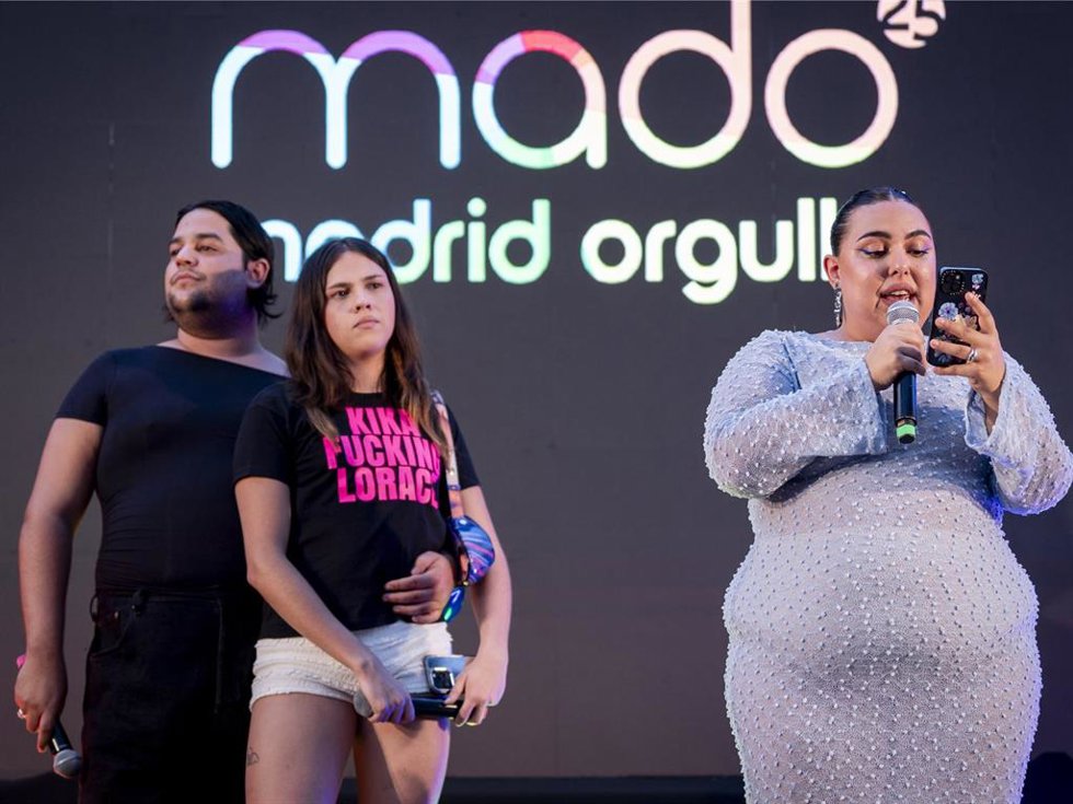 Los actores de 'Mariliendre' Carlos González, Yenesi  Blanca M. Rodrigo, durante el pregón del Orgullo de Madrid 2025 (MADO 2025), en la plaza Pedro Zerolo