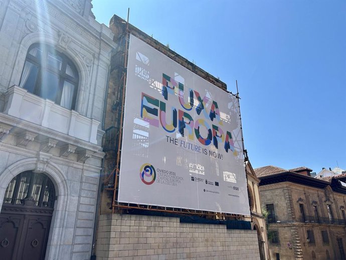 Lona na plaza de la Catedral col lema de la candidatura.
