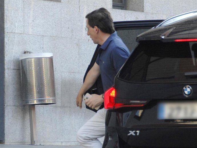 José Luis Martínez-Almeida llega al hospital Virgen del Rosario donde va a dar a luz su mujer, Teresa Urquijo, este jueves