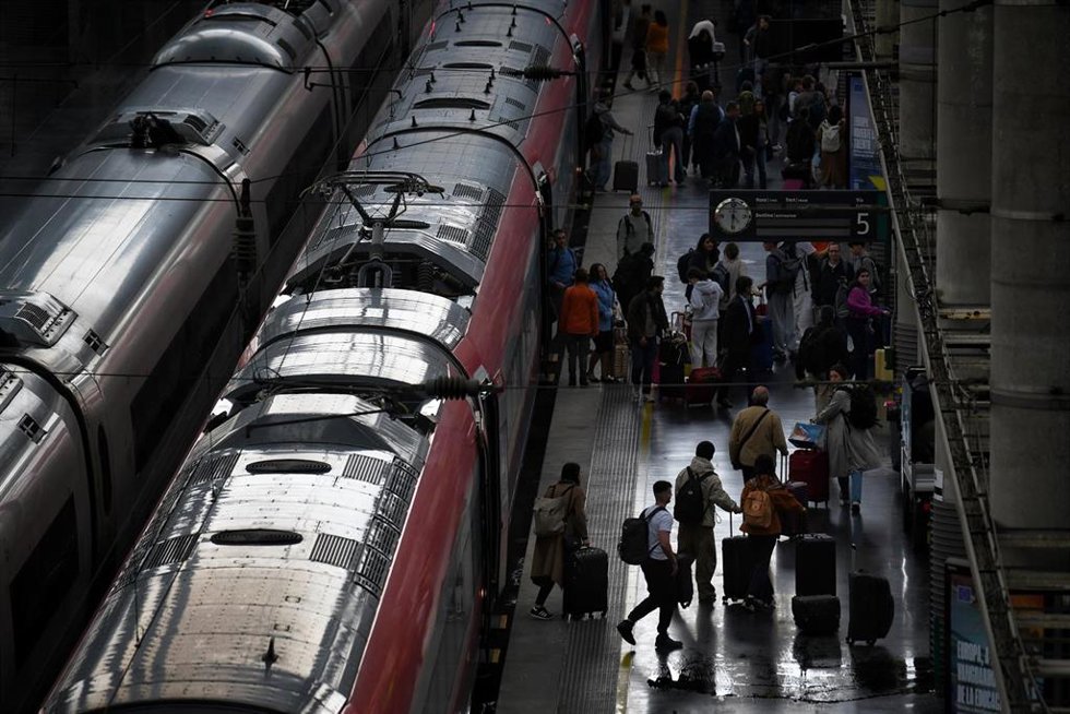 Archivo - Decenas de personas en un andén de la estación Puerta de Atocha-Almudena Grandes, a 11 de abril de 2025, en Madrid (España)