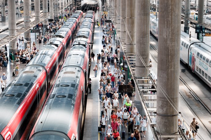 Varias personas en los uno de los andenes de la estación Puerta de Atocha-Almudena Grandes, durante la primera operación salida del verano 2025, a 27 de junio de 2025, en Madrid (España).