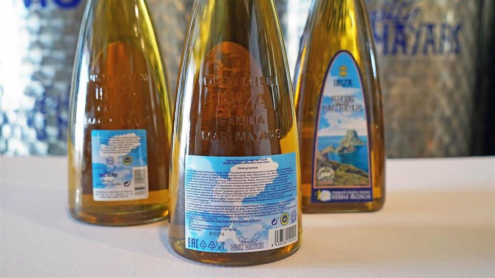Archivo - Botellas de Hierbas familia Marí Mayans                