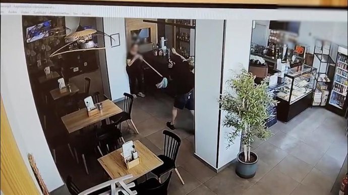 La empleada de una cafetería de Roquetas de Mar (Almería) se defiende de un atracador ya detenido con una fregona.
