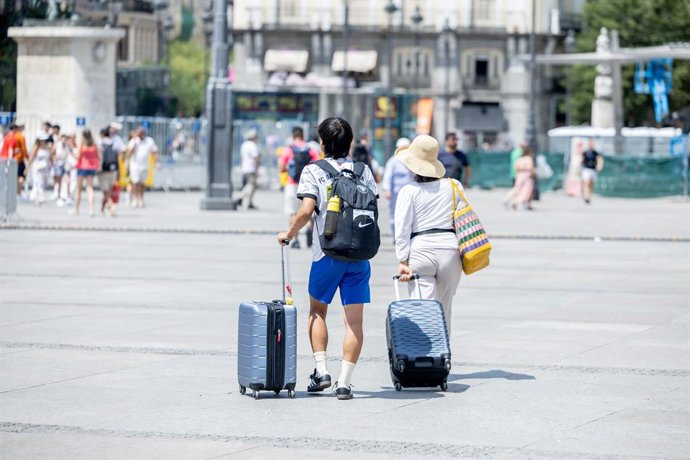 Turistas con maletas, a 1 de julio de 2025, en Madrid (España). España ha implantado el registro obligatorio para alojamientos turísticos que se publiquen en plataformas digitales, exigiendo que todos los anuncios de arrendamiento turístico muestren un có