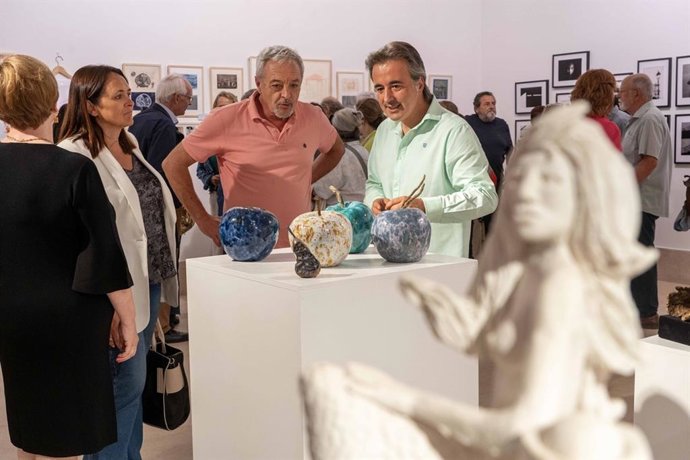 El alcalde de Camargo, Diego Movellán, inaugura en La Vidriera la muestra de las obras de los alumnos de los talleres de expresión artística
