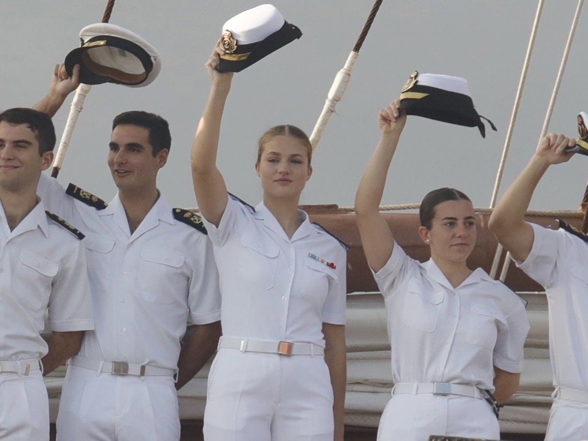 La Princesa Leonor llega a Gijón en el Elcano tras su experiencia en la fragata de guerra Blas de Lezo
