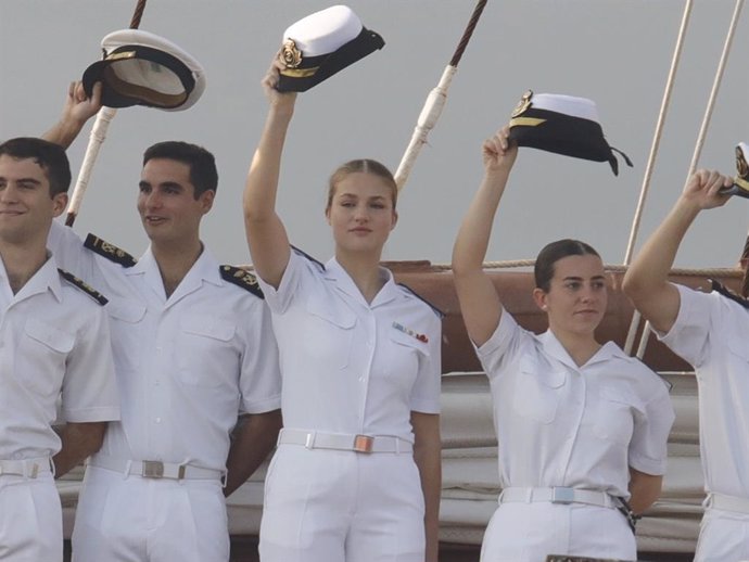 La princesa Leonor  durante la llegada del buque-escuela ‘Juan Sebastián de Elcano’ y de la fragata ‘Blas de Lezo’, en el puerto de El Musel en Gijón
