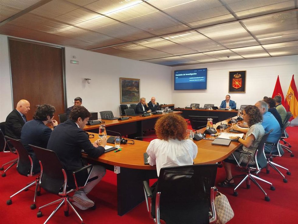 Imagen de la comisión de investigación del Parlamento de Navarra sobre las adjudicaciones de obras llevadas a cabo por el Gobierno foral en las últimas cuatro legislaturas a empresas señaladas en el informe de la UCO