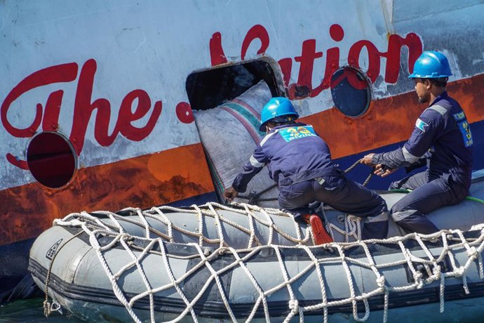 Archivo - 23 June 2020, Indonesia, Karangasem: Technician workers help to evacuate tons of corn bag from inside the sunken ship at Padang Bai Harbour. 