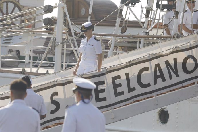La princesa Leonor durante la llegada del buque-escuela ‘Juan Sebastián de Elcano’ y de la fragata ‘Blas de Lezo’, en el puerto de El Musel, a 3 de julio de 2025, en Gijón, Asturias (España).